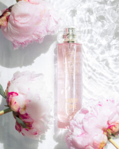 Explora el aroma dulce y fresco del perfume Baby Doll en esta cautivante imagen.