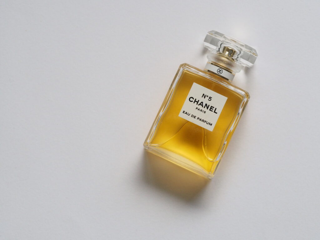 Una imagen de la icónica botella de perfume Charlie