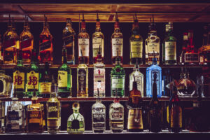 Fotografía de una botella de vodka en un elegante bar