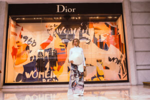 La imagen muestra el icónico perfume J'adore Dior