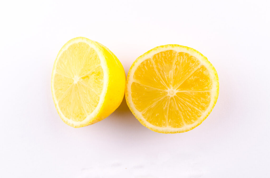 Frescura cítrica y vibrante emana de la cáscara amarilla de un limón maduro.