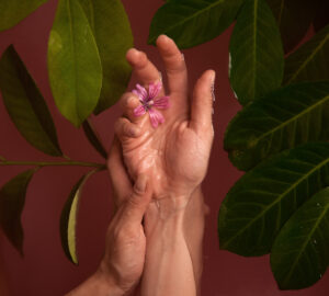 La imagen captura la delicada esencia floral de la tiaré