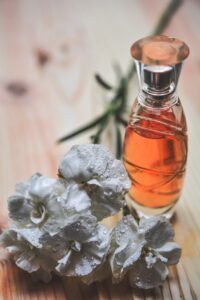 Fotografía de un frasco de perfume Tommy Hilfiger con la fragancia de Peach Blossom.