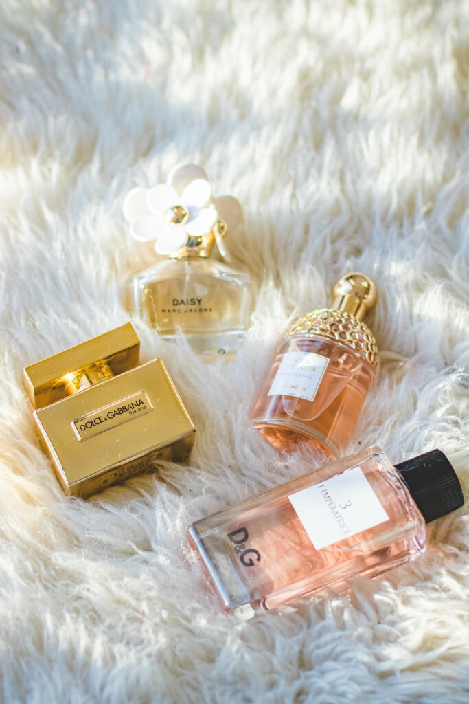 La imagen muestra una botella de perfume La Nuit de Paco Rabanne