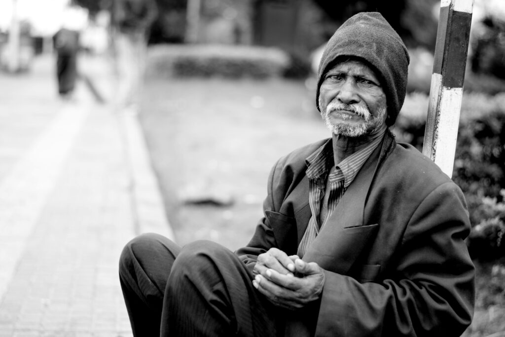Imagen de un vagabundo sentado en la calle