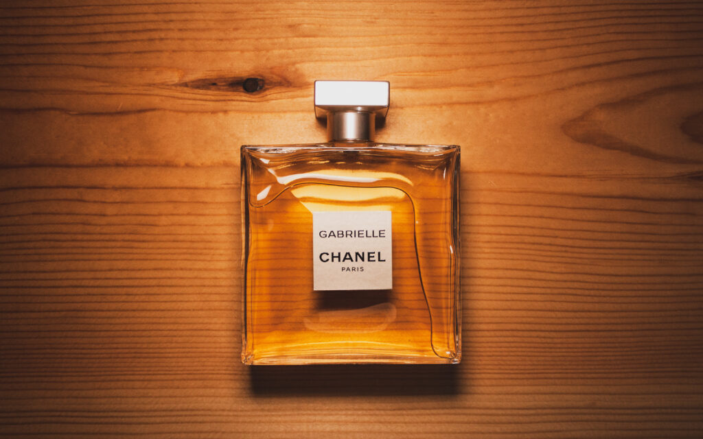 Elegante fragancia de Chanel No. 5 capturada en una imagen.