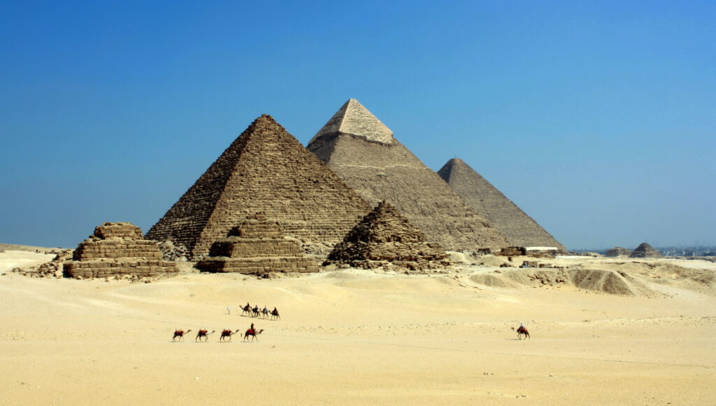 Enigmático aroma ancestral emana de las majestuosas pirámides.